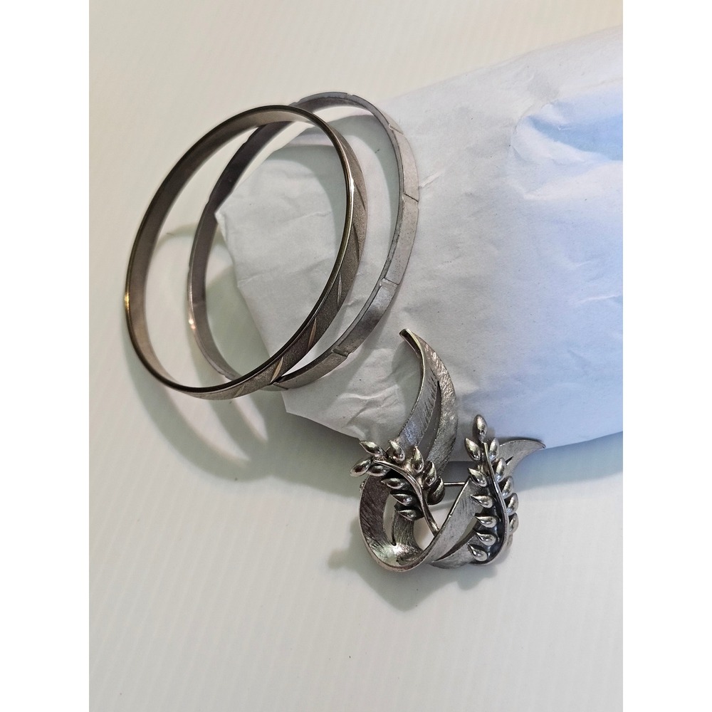 "Vintage Silver-Tone Jewelry Lot Brooch & Metal Bangles – 80s/90s Set (3 pcs)"